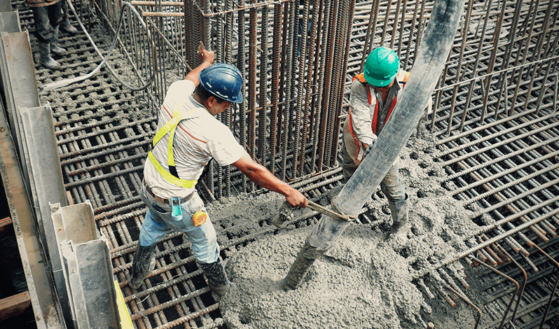 Obrero en una construcción de edificios altos en Lima