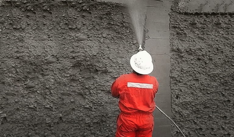Imagen con un trabajador en obra utilziando tipos de concretos especial